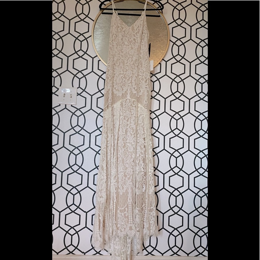Lulu’s Cream lace gown with taupe underlay
